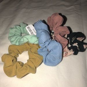 FIVE URBAN OUTFITTERS SCRUNCHIES